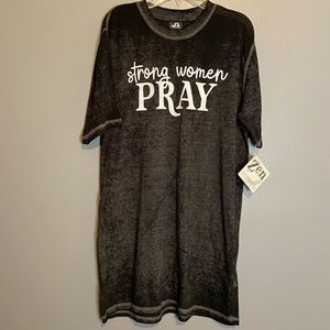 Strong Women Pray Tee